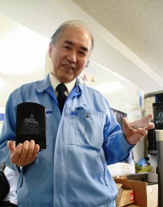 「光の彫刻」を紹介する池田社長