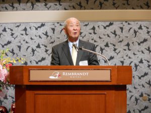 あいさつする久保田会長