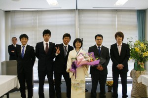 花束を持つ福島さんと５人の息子たち