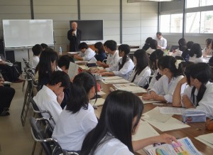 熱心に耳を傾ける上溝高校の生徒