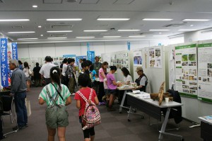 来場者でにぎわう出展ブース