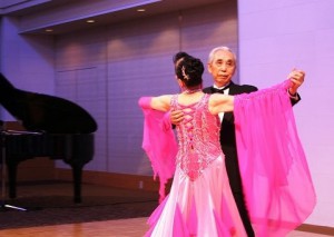 ワルツを披露する石井さん(右)