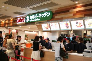 来店客で賑わう「カルビーキッチン海老名SA店」