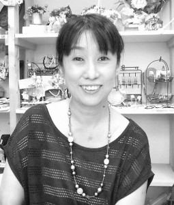 「コミュニティギャラリー」を掲げる鈴木社長