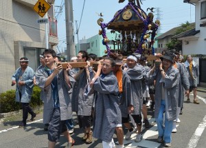 ３０人に担がれた大人みこし