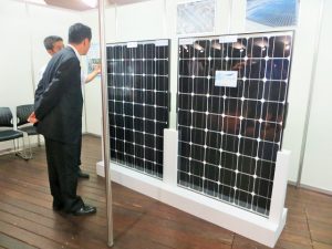 展示された薄膜太陽電池