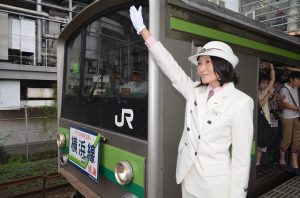 須藤駅長の合図で見送られる２０５系