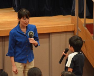 子どもの質問に答える山崎さん