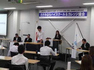 議会で制作を発表する高校生議員