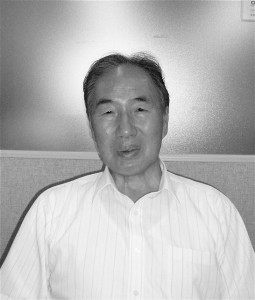 天井落下の危険性を指摘する潟山代表