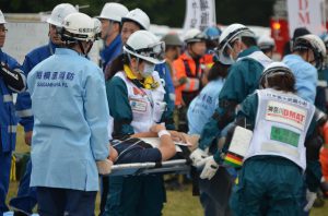 トリアージを行う災害派遣医療チーム隊員