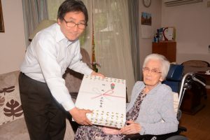 草光さんに祝品を手渡す大木市長
