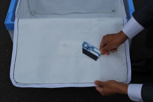 内側ポケットに挿入する温度記録センサー