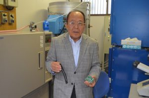 試作品を手に持つ小笠社長