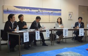 「潤水都市」の未来について話合う鈴木氏（左から２人目）ら