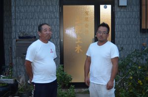 「歌を通して夢を与えたい」と話す土肥さん（左）