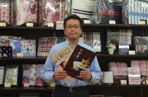 「喜ばれる品を用意した」と話す菊地取締役