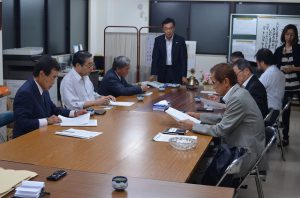 例会で意見を交わす会員