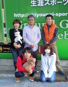 富永社長と（中央）とスタッフ