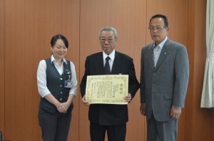 感謝状を手にする岩田顧問（中央）