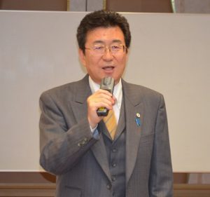 会員の活躍を称える尾作代表幹事