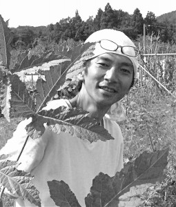 大型オクラの大きな葉を前に久保代表