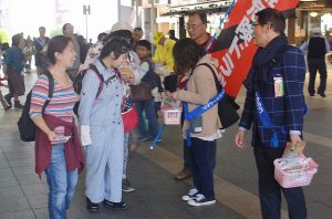 通行人に啓発する会員たち