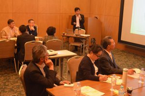 熱心に聞き入る参加者