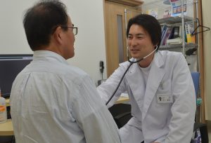 「地域の健康増進に役立ちたい」と話す水上院長（右）