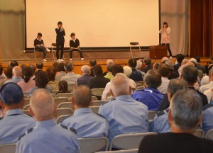 演劇で詐欺撲滅を訴える上溝南高生徒