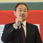 あいさつする赤間理事長