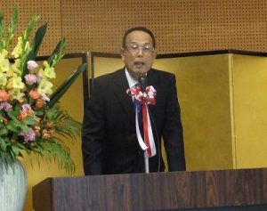 あいさつする加山市長