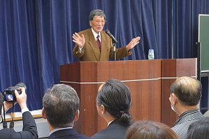 日韓交流の歴史を語るキム氏