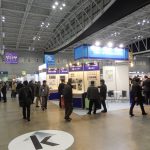 多くの来場者でにぎわった会場内＝横浜市西区