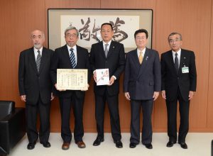 市長からの感謝状を手にする山本代表