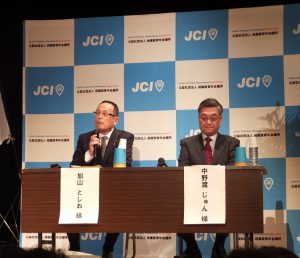 論戦を交わした加山氏（左）と中野渡氏