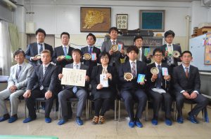 目録を手にする岩澤校長(中央)