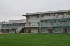 人にやさしいデザインの新校舎＝相模原市相模原市緑区橋本台