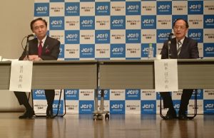 論戦を交わした黒岩氏（左）と岡本氏