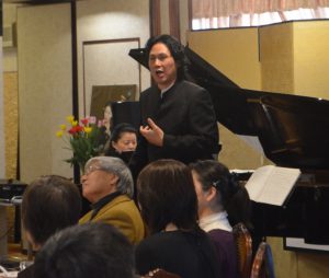 歌を披露する崔宗宝氏