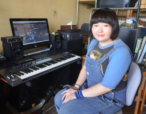 効果音などを作曲する伊藤さん