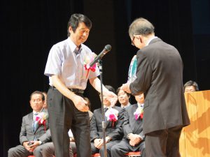 大賞を受賞したブルースターの柴野会長(左）