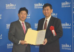 タイコン社と覚書を結んだ落合理事長(左)