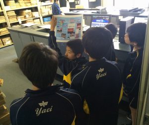 日相印刷で校正を体験する中学生