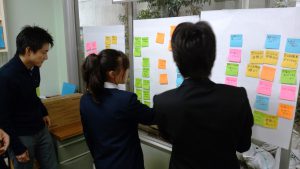 菊屋浦上商事でポストイットを使った会議手法を行う中学生