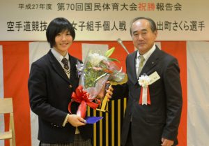 国体優勝を報告した出町選手（左）