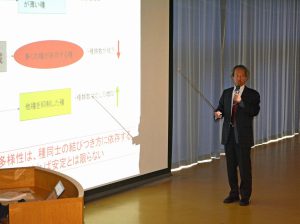 講演する田口氏