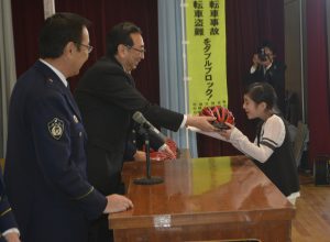 ヘルメットを受け取る区内の児童