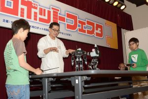 体験コーナーでロボットを操作する児童
