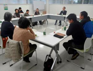 加山市長と意見を交わす市民ら